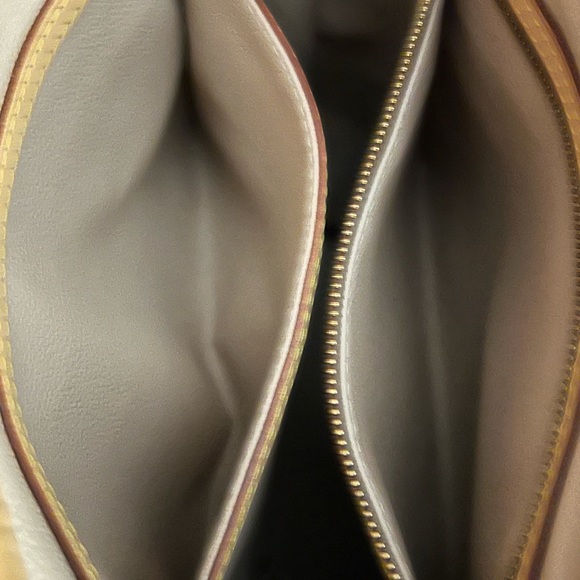 Authentic Louis Vuitton Bucket GM - Picture 8 of 15